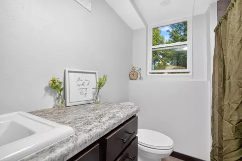 Bath - 1030 Devonshire Dr, Oshkosh, WI 54902 photo 2 of 3