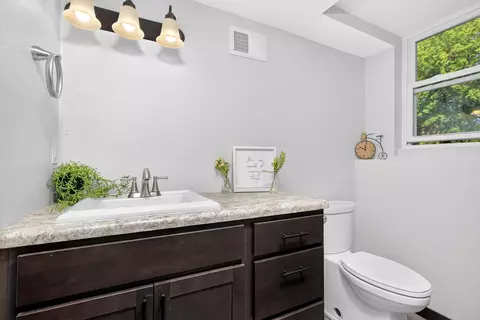 Bath - 1030 Devonshire Dr, Oshkosh, WI 54902 photo 3 of 3
