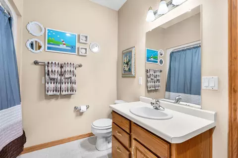 Bath - 1912 E Sylvan Ave, Appleton, WI 54915 photo 2 of 2