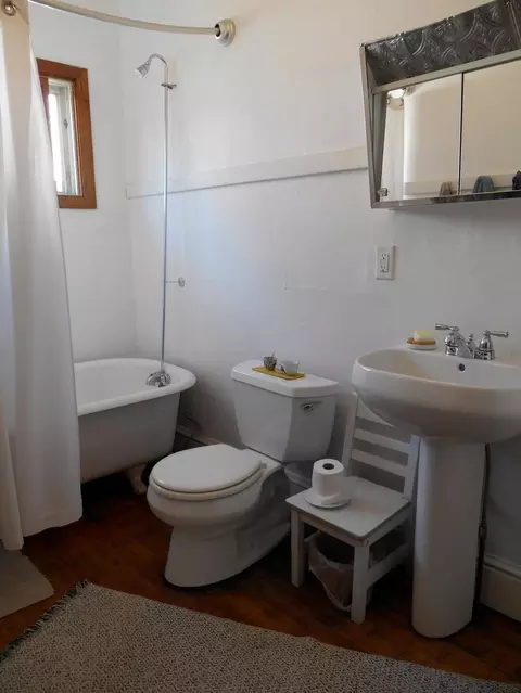 Bath - 1335 W Rogers Ave, Appleton, WI 54914 photo 2 of 2