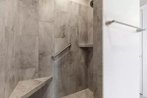 Bath - 2179 E Baldeagle Dr, Appleton, WI 54913 photo 3 of 4