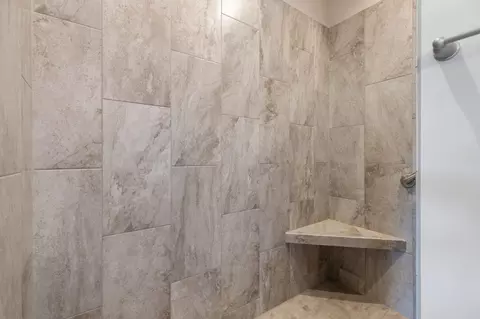 Bath - 2179 E Baldeagle Dr, Appleton, WI 54913 photo 2 of 4