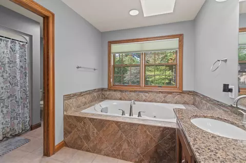 Bath - 918 E Kramer Ln, Appleton, WI 54915 photo 4 of 8