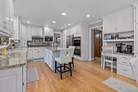 Kitchen - 918 E Kramer Ln, Appleton, WI 54915 photo 4 of 5