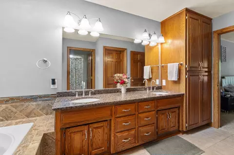 Bath - 918 E Kramer Ln, Appleton, WI 54915 photo 2 of 8