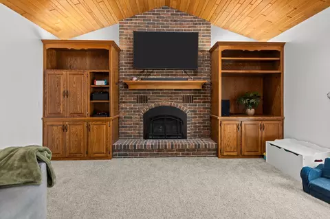 Living - 918 E Kramer Ln, Appleton, WI 54915 photo 3 of 5