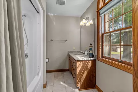 Bath - 918 E Kramer Ln, Appleton, WI 54915 photo 6 of 8