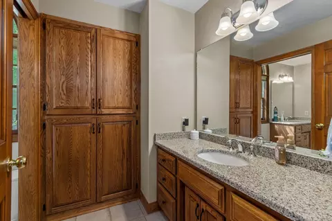 Bath - 918 E Kramer Ln, Appleton, WI 54915 photo 7 of 8