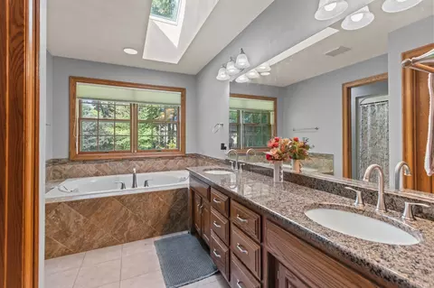 Bath - 918 E Kramer Ln, Appleton, WI 54915 photo 3 of 8
