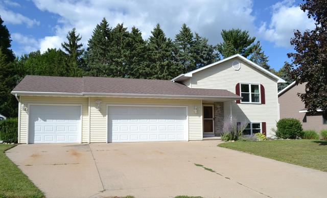 40 Rolling Green Cir, Oshkosh, WI 54904