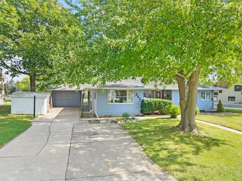 245 Darboy Rd, Combined Locks, WI 54113
