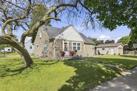 228 Kamps St, Combined Locks, WI 54113