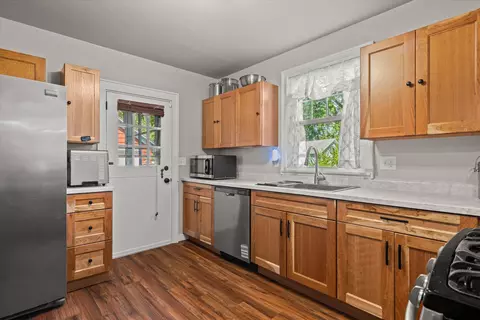 Kitchen - 1729 N Oneida St, Appleton, WI 54911 photo 4 of 4