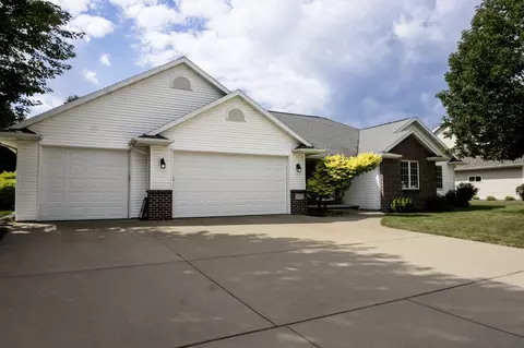 Exterior - 4801 N Benview Ct, Appleton, WI 54913 photo 4 of 10