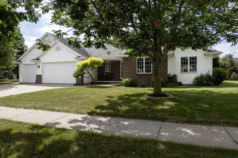 Exterior - 4801 N Benview Ct, Appleton, WI 54913 photo 2 of 10