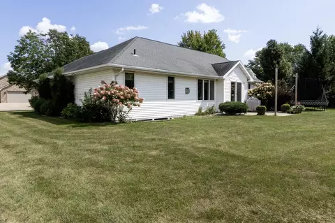 Exterior - 4801 N Benview Ct, Appleton, WI 54913 photo 8 of 10