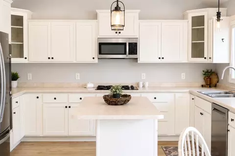 Kitchen - 4801 N Benview Ct, Appleton, WI 54913 photo 5 of 5