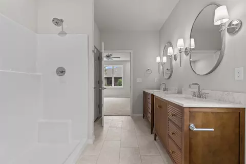 Bath - 3764 E Callalilly Ln, Appleton, WI 54913 photo 2 of 3