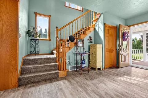Entry Way - w6096 County Road O, Appleton, WI 54913 photo 1 of 6