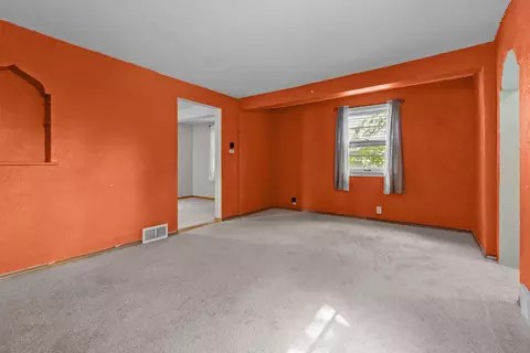 Living - 1516 W Lawrence St, Appleton, WI 54914 photo 2 of 6