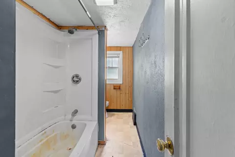 Bath - 1516 W Lawrence St, Appleton, WI 54914 photo 2 of 2