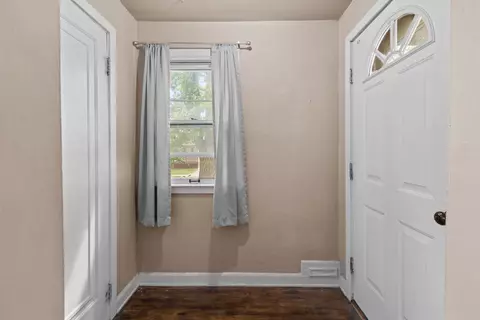 Entry Way - 1516 W Lawrence St, Appleton, WI 54914 photo 1 of 4