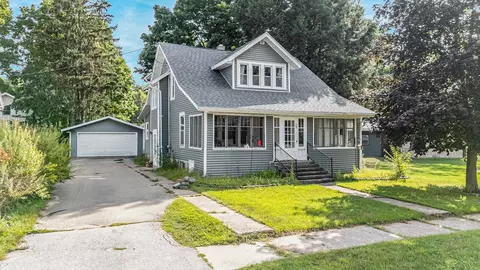 105 E Sumner St, Weyauwega, WI 54983