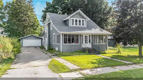 105 E Sumner St, Weyauwega, WI 54983