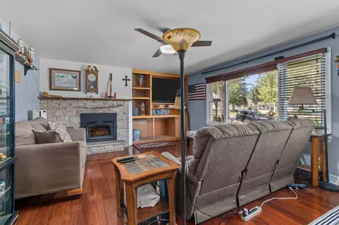 Living - 807 W Parkway Blvd, Appleton, WI 54914 photo 3 of 3