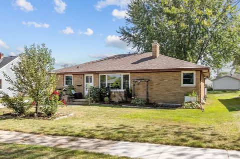 Exterior - 807 W Parkway Blvd, Appleton, WI 54914 photo 3 of 7