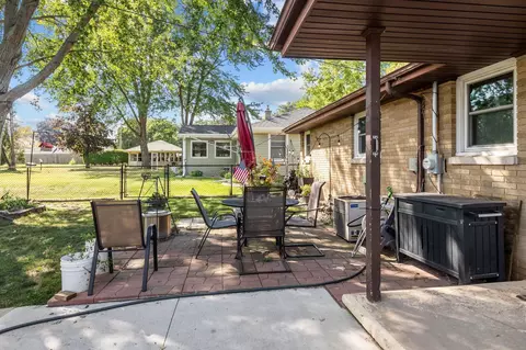 Exterior - 807 W Parkway Blvd, Appleton, WI 54914 photo 5 of 7