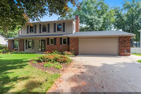 2697 Indian Hill Dr, Green Bay, WI 54313