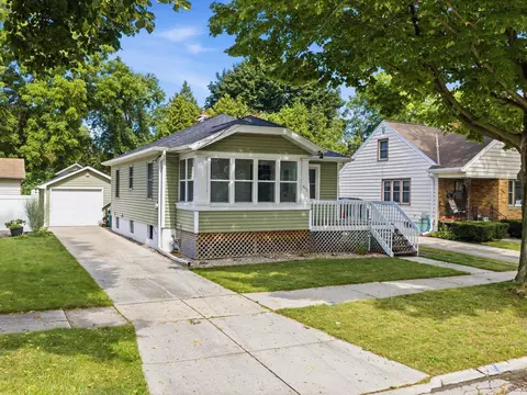942 Division St, Green Bay, WI 54303