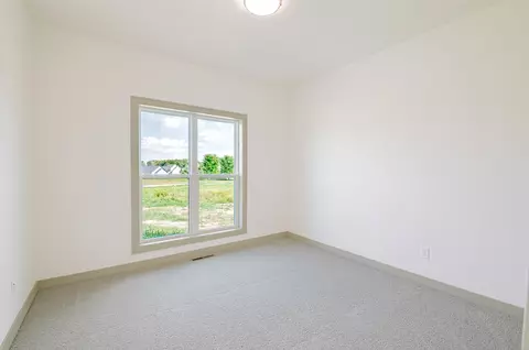 Bedroom - 581 Emerald Isle Ct, Wrightstown, WI 54180 photo 3 of 6