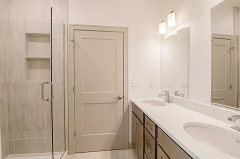 Bath - 581 Emerald Isle Ct, Wrightstown, WI 54180 photo 2 of 4