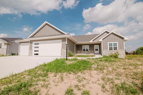 Exterior - 581 Emerald Isle Ct, Wrightstown, WI 54180 photo 2 of 5