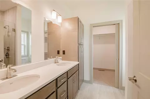 Bath - 581 Emerald Isle Ct, Wrightstown, WI 54180 photo 1 of 4
