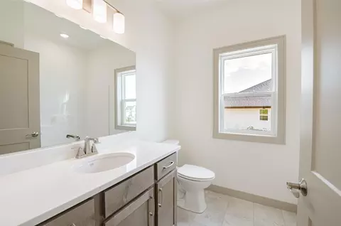 Bath - 581 Emerald Isle Ct, Wrightstown, WI 54180 photo 3 of 4