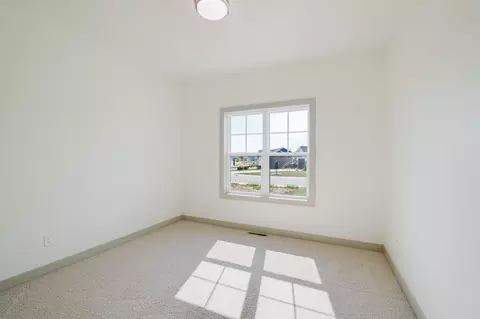 Bedroom - 581 Emerald Isle Ct, Wrightstown, WI 54180 photo 5 of 6