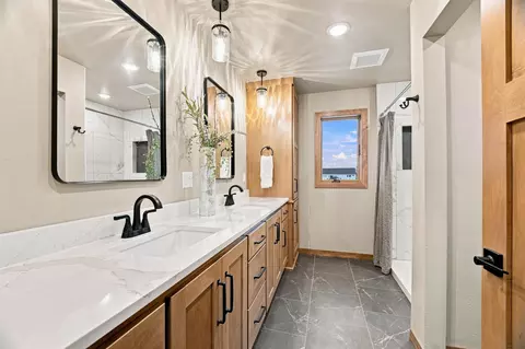 Bath - 212 Kerrigan Dr, Wrightstown, WI 54180 photo 2 of 5