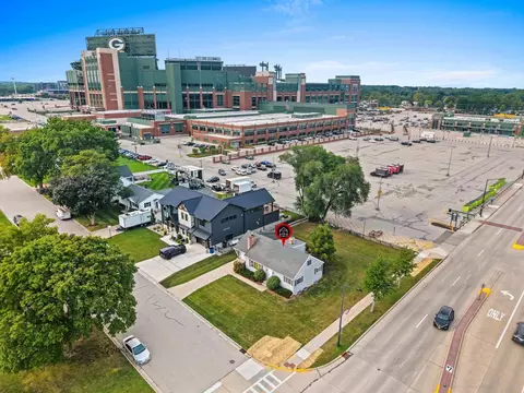 880 Stadium Dr, Green Bay, WI 54304