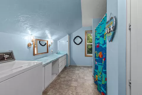Bath - 616 N Division St, Appleton, WI 54911 photo 2 of 2