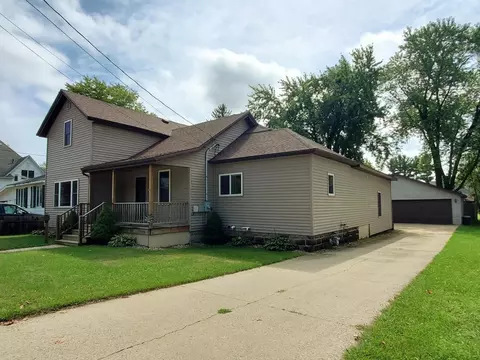 97 8th St, Clintonville, WI 54929