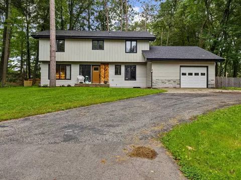 911 Shing Wa Uk Dr, Marinette, WI 54143