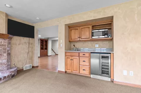 Living - 6709 N Gullwing Ct, Appleton, WI 54913 photo 7 of 12
