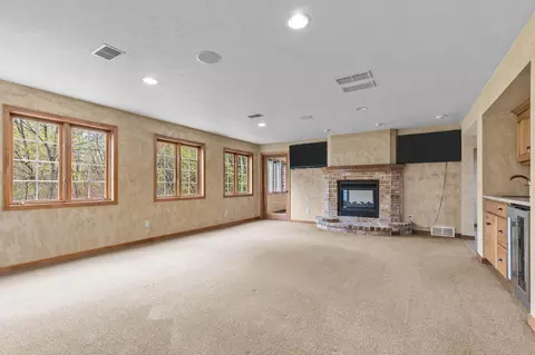 Living - 6709 N Gullwing Ct, Appleton, WI 54913 photo 11 of 12