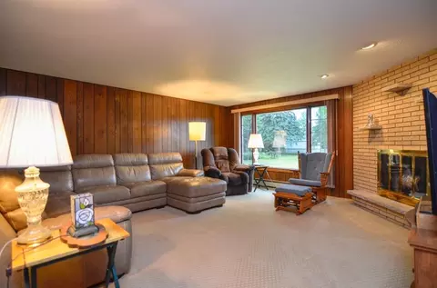 Living - 1040 Debra St, Wrightstown, WI 54180 photo 4 of 6