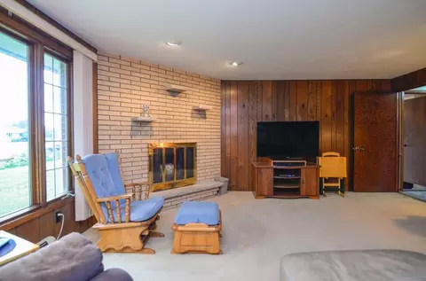 Living - 1040 Debra St, Wrightstown, WI 54180 photo 5 of 6