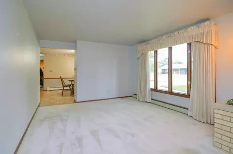Living - 1040 Debra St, Wrightstown, WI 54180 photo 3 of 6
