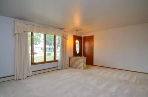 Living - 1040 Debra St, Wrightstown, WI 54180 photo 2 of 6